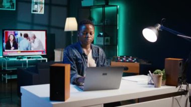 Ofis masasında oturmuş laptoptaki görevleri çözmeye hazırlanan neşeli bir kadının portresi. Dijital cihazın önünde neşeli bir serbest yazar, oturma odasında e-posta iletişimi yapıyor, kamera B