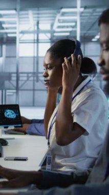 Dikey video çalışanı, sunucu merkezine, felaket kurtarma planlarının geliştirilmesi ve en az dinlenme süresini sağlaması konusunda fikir veriyor. Veri merkezinde çalışan bir işçi performansı izlemede yardımcı oluyor, kamera A