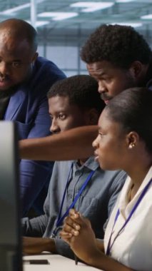 Dikey video ekibi mühendisleri sunucu odasında konuşuyor, felaket kurtarma planları geliştiriyor ve en az dinlenme süresini sağlıyor. Veri merkezi çalışanlarından oluşan bir ekip beyin fırtınası yapıyor, performansı izliyor.