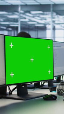 Dikey video Afrikalı Amerikan veri merkezi yönetimi, şirket ağ altyapısını korumak için PC 'yi kullanıyor. Sunucu çiftliğinde çalışan bir adam yeşil ekran bilgisayarla optimal sistem performansı sağlıyor