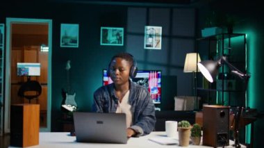 Memlekete neşeli bir kadın geliyor, masaya oturuyor, dizüstü bilgisayarda klavye çalıyor. Neşeli serbest yazar iş vardiyasına başlıyor, not defterini açıyor, e-posta iletişimi yapıyor, kamera B