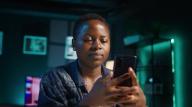 Evde gülümseyen bir kadın cep telefonuyla arkadaşına mesaj atıyor, kişisel ofisteki uzak işine ara veriyor. Neşeli serbest yazar apartmanda rahatlıyor, telefon uygulaması kullanarak internette arkadaşla konuşuyor, kamera B