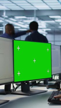 İzole ekran bilgisayarı kullanan dikey video teknisyeni, veri işleme gereksinimlerini optimize etmek için sunucu çiftliğinde çalışıyor. Veri merkezinde krom anahtar bilgisayarı üzerinde IT profesyonel kodlama, kamera A