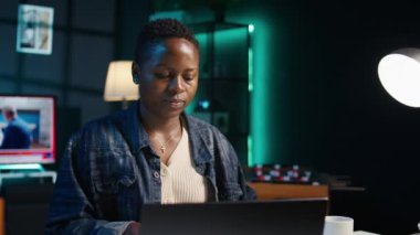 Evden çalışan bir tele-işçi, dizüstü bilgisayarda klavye kullanıyor, belge yazıyor. Uzaktan çalışan klavyede tuşlara basar, iş ortaklarına e-posta gönderir, kamera B kapatır