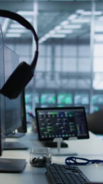 Asgari arayı sağlamak için çalışan çalışanlar tarafından kullanılan sunucu odasındaki bilgisayar periferiklerinin dikey videosu. İzleme için kullanılan veri merkezindeki sabit disk, klavye ve tablet