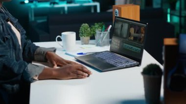 Yaratıcı ofiste renk derecelendirme ve ışıklandırmayı düzenlemeden önce film montajını analiz eden profesyonel video editörü. Yapım stüdyosu çalışanı ham görüntülerle çalışıyor, kaliteyi arttırıyor, kamera A