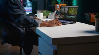 Yaratıcı ofiste renk derecelendirme ve ışıklandırmayı düzenlemeden önce film montajını analiz eden profesyonel video editörü. Ham görüntülerle çalışan prodüksiyon stüdyosu çalışanı, artan kalite, kamera B