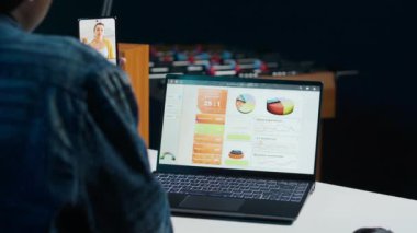 Ofiste çalışan bir kadın iş arkadaşlarıyla telekonferans toplantısı yapıyor. Akıllı telefon kullanıyor, beyin fırtınası yapıyor. A kamerasındaki araştırmayı analiz eden meslektaşlarıyla çevrimiçi telefon görüşmesi yapan uzaktan çalışan.