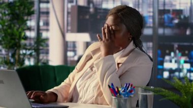 Afrika kökenli Amerikalı kadın lider iş yerinde baş ağrısı ile uykulu, ofiste aşırı yüklenmiş ve stresli hissediyor. Kadın yöneticiler anksiyete ve yorgunlukla uğraşır. Kamera A.