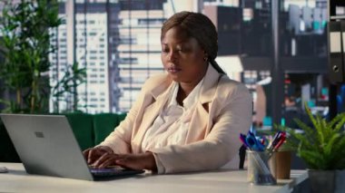 Stresli siyahi iş adamı baş ağrısından rahatsız çalışıyor, ofiste aşırı yüklenmiş ve rahatsız hissediyor. Kadın genel müdür anksiyete ve yorgunlukla ilgilenir. Kamera A.