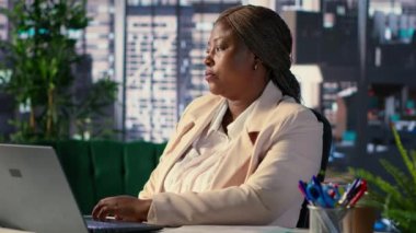 Siyahi işletme müdürü, bir projeden sonra üst düzey CEO koltuğunda istirahat ediyor. Kariyerini ve başarılarını yad ediyor. Kadın lider iş yerinde dinlenmek için ara veriyor. Kamera A.