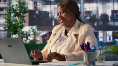 Yatırım planlarını tartışmak için hissedarlarla video görüşmesinde olan kadın CEO, uluslararası alanda işi genişletmeye karar verdi. Güçlü hırslı kadın yönetmen fikirleri paylaşıyor. Kamera A.