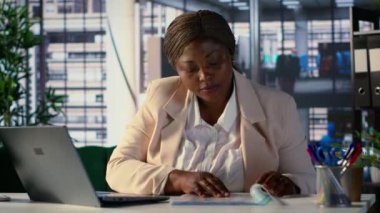 Siyahi kadın CEO iş büyümesi ve küresel kalkınma için stratejik planlama faaliyetleri, liderlik nitelikleri ve hedef yönelimini gösteriyor. Şirket başarısına adanmışlık. Kamera A.