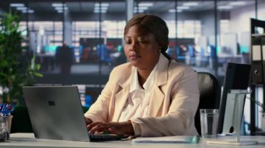 Güçlü kadın girişimci stratejik planlamaya odaklanıyor, şirket için net bir vizyon ve hedefler belirliyor ve sürdürülebilir bir büyüme elde etmek için kaynakları hizalıyor. Kararlılık. Kamera A.