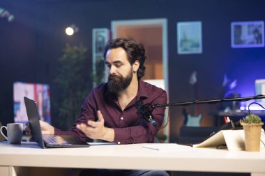 Teknoloji içeriği yaratıcısı yeni yayınlanan oyun dizüstü bilgisayarının görüntülerini kaydediyor, kutusunu açıyor ve hayran kitlesine geri bildirim veriyor. Çevrimiçi yıldız destekleyici destekli aygıt abonelere