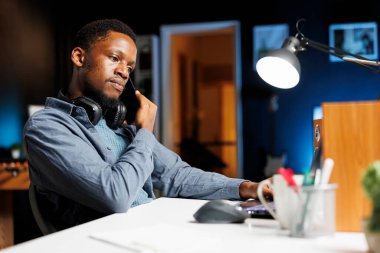 Erkek girişimci, küresel yatırımlardan elde edilecek karı artırmak için aylık fonların dengesi hakkında görüşmek üzere evdeki finans uzmanını arıyor. Danışmanla sermaye kaynakları hakkında konuşan kişi.