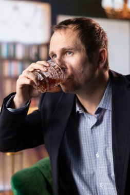 Üst sınıf golf kulübünde viski yudumlayan klas bir beyefendi iş konuşmak ve bir servet yapmak için sosyeteden arkadaşlarıyla buluşuyor. Eski para eğlencesi.