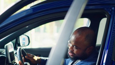 Müşteri araba test sürüşü yapıyor, rahat hissettiğinden ve araç kullanmaktan zevk aldığından emin oluyor. Müşteri satın almadan önce yeni bir otomobil deniyor, ihtiyacı olup olmadığını görmek için, kamera A