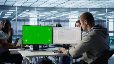 Sunucu odasında programlama yapmak için yeşil ekran PC kullanan yazılım geliştiricisi iş yükleri için hesaplama kaynakları sağlıyor. Bilgi işlem uzmanı süper bilgisayarları denetliyor. Mokup bilgisayar, kamera B kullanarak.