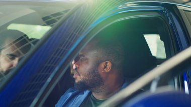 Araba test sürüşü sırasında müşteri otomobil güvenliği özelliklerini ve gelişmiş teknolojileri öğreniyor. Müşteri araç eğitimi alıyor. Galeri satıcısı, kamera A tarafından satın alınıyor.