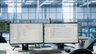 Boş yüksek teknoloji veri merkezindeki bilgisayarlar donanım enerji tüketimini izliyor. Sunucu odasındaki potansiyel sistem arızalarını ve el kamerası görüntülerini kontrol etmek için kullanılan masadaki bilgisayar monitörleri