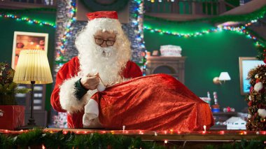 Yaşlı Noel Baba hediyelerle dolu çuvalıyla yolculuğa hazırlanıyor Noel arifesinde çocuklara hediyeler getiriyor. Kuzey Kutbu kütük kulübesinde şenlikli Aziz Nicholas, sihir. Kamera B.