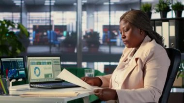 Verimlilik ve verimliliği, küresel genişleme hedeflerine giden yolu sağlamak için yürütme gücü analizi hedef raporları ve KPI performans ölçümleri ile güçlü hedef odaklı yönetici. Kamera A.