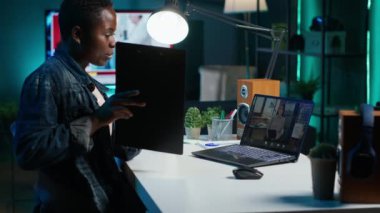 Yönetici, evden çalışan bir işbirlikçiyle konuşuyor, telekonferans toplantısı düzenliyor ve projeyi sunuyor. Ekip lideri çevrimiçi video görüşmesi sırasında panoda çizelgeleri gösteren bir çalışanla konuşuyor. Kamera A