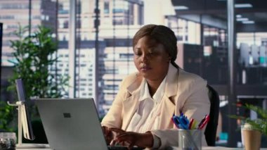 Yüksek makamlardaki küresel eğilimleri analiz eden hedef odaklı siyah CEO, genişleme ve yatırım fırsatları için bir sonraki adımları planlıyor. Yürütme gücü ve iş ahlakını vurgulamak. Kamera A.