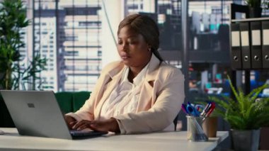 Aşırı gergin CEO 'nun migreni tuttu ve baskı altında çalışıyor. Son teslim tarihinden dolayı aşırı yüklenmiş ve rahatsız hissediyor. Yorgun ve kötü bir girişimci iş başında. Kamera A.