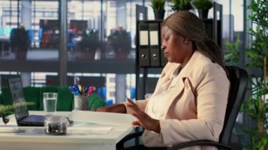 Genel müdür iş sözleşmeleri imzalıyor, çalışanların taleplerini onaylıyor, üretkenlik için günlük evrak işleri yapıyor. Siyahi CEO izin ya da lisans sözleşmesi için yetki veriyor. Kamera A.