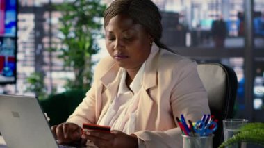 Afrikalı Amerikan CEO 'su internet sayfasına kredi kartı numaralarını giriyor, ofis çalışma alanında online alışveriş yapıyor. Başarı öyküsü olan bir yönetmen elektronik alım yapıyor, iş başarısı. Kamera A.