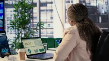 Siyahi hedef odaklı CEO, üst düzey ofislerdeki küresel eğilimleri analiz ederek, genişleme ve yatırım fırsatları için bir sonraki adımları planlıyor. Yürütme gücü ve iş ahlakını vurgulamak. Kamera A.