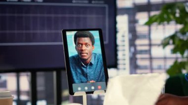 Siyahi kadın lider, bir genişleme projesini sürdürmek için ortakla çevrimiçi video görüşmesi yapıyor. Başarı ve yönetim becerileri için azimli bir kadın girişimci. Kamera A.