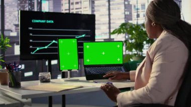 Cihazlardaki kopyalama alanını inceleyen kadın yürütme subayı şirket büyümesi ve hedefler için bir proje geliştiriyor. Kararlı bir kadın yönetmen. Kamera B.