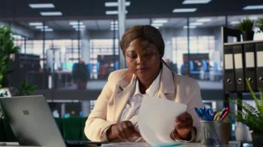 Başarılı iş kadını dizüstü bilgisayardaki veri ve pazar eğilimlerini analiz ediyor, gelirleri en üst düzeye çıkarıyor, harcamaları optimize ediyor ve şirket bütçesini sağlıyor. Küresel bir işletmede başarı öyküsü. Kamera A.