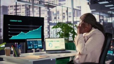 Kadın CEO masasındaki yanlış duruşa bağlı kas kramplarıyla uğraşıyor. Ofisinde çalışırken boynu ve sırtı ağrıyor. Kasılmalı ve sakin bir hayatı olan bir kadın yönetmen. Kamera B.