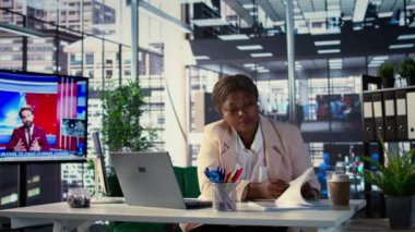 Siyahi kadın CEO 'su kariyer geliştirme stratejisi üzerinde çalışıyor. Şirket kârını arttırmak için birden fazla iş yapıyor. Verimlilik ve iş ahlakı için liderlik becerileri oluşturma kararı. Kamera B.