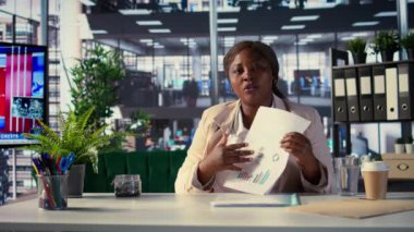 Başarılı kadın patron uzman ekibiyle çevrimiçi konferansta işbirliği yapıyor, problem çözme, karar verme ve stratejik iş amaçlarına odaklanıyor. Ortaklar. Kamera B.