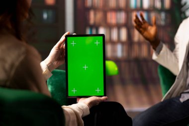 PTSD sorunlarını krom anahtar ekranın yanında danışmanlık yaparken ele alan doktor, kariyerinin riskleri hakkında bilgi veriyor. Doktor travma, endişe ve psikoterapiden muzdarip..