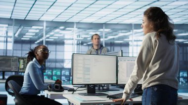 Sunucu odasının müdürü çalışanlarıyla hazırlıksız bir toplantı yapıyor. Sunucu merkezinde denetleyici, inceleme yaptıktan sonra işçilere geri bildirim sunmak için dikkat istiyor, kamera B