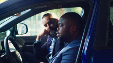 Müşteri, test sürüşü sırasında araba kullandıktan sonra fark edilen satış yöneticisi endişelerini tartışıyor. Afro-Amerikalı bir adam galeri satıcısıyla konuşuyor. Ona araçta, kamera A 'da gözlemlenen sorunları anlatıyor.