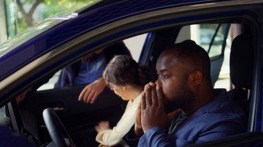 Büyülenmiş müşteri test sürüşünü bitirdikten sonra gözlerine inanamıyor ve araba sürmekten zevk alıyor, satın almaya karar veriyor. Büyüleyici bir adam denedikten sonra araba ile büyüledi, satın almaya hazır, kamera B