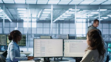 Yönetici sunucu merkezine geliyor, bilgisayar masasında oturuyor, kurtarma planını kontrol ediyor, bileşenler arasındaki veri merkezinin enerji tüketimini izliyor, sensörlerin optimum olarak çalıştığından emin oluyor, kamera A