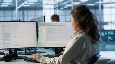 Sunucu merkezindeki gülümseyen yönetici, güvenlik duvarı yanlış yapılandırmalarını bulmak için bilgisayarı kullanıyor ve bu da rackmount performansını etkiliyor. Veri aktarım hızlarını etkileyen sistemleri kontrol eden iyimser denetleyici. Kamera A