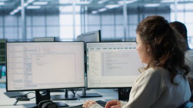 Bilgisayar ağı güvenlik veri merkezinde çalışan sistem yöneticisi, en iyi performansı sağlıyor. İşçi, işlevsel sunucu rafları boyunca enerji tüketimini gözlüyor.