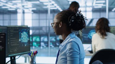 Makine öğrenme eğitimi için kullanılan yapay zeka veri merkezinde bilgisayar bilimcilerinin portresi. Sunucu merkezi ofisinde yapay zeka teknolojisi üzerinde çalışan neşeli bilişim uzmanı, kamera A