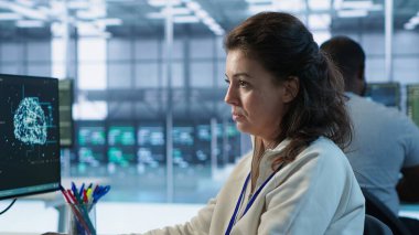 Gülümseyen teknisyenin portresi PC 'yi kullanarak yapay zeka sinir ağlarının bakımını yapıyor. Bilgilerin işlenmesine ve iletilmesine yardımcı olan yapay zeka sistemini kullanan neşeli yönetici, kamera A