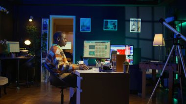 Genç mali danışman, ürün ve hizmetler hakkındaki stratejik planı sağlamak için aylık gelir ve harcamaları inceler. Afrika kökenli Amerikalı bir uzman gelir dengesi ve muhasebe analizini analiz ediyor. Kamera B.