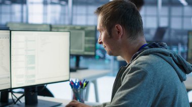 Sunucu odasındaki sistem yöneticisi sistem analizi yapıyor, süper bilgisayarlar kodluyor. Gelişmiş depolama altyapısını barındıran yüksek teknolojili bir tesiste uzman.